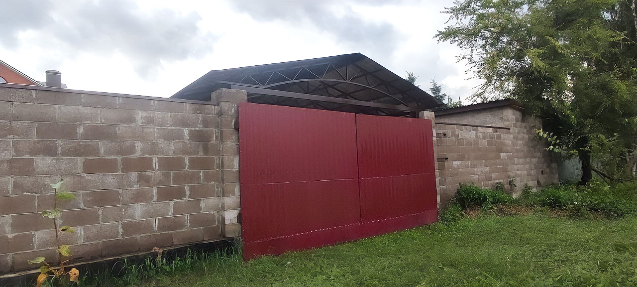 Двускатный навес с поликарбонатом для автомобиля Автонавес на несколько авто