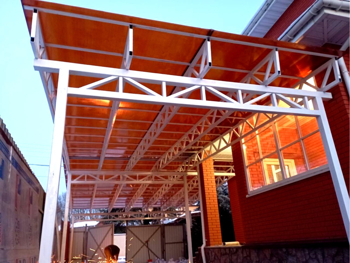 Навес для двора загородного дома Автонавес на несколько авто