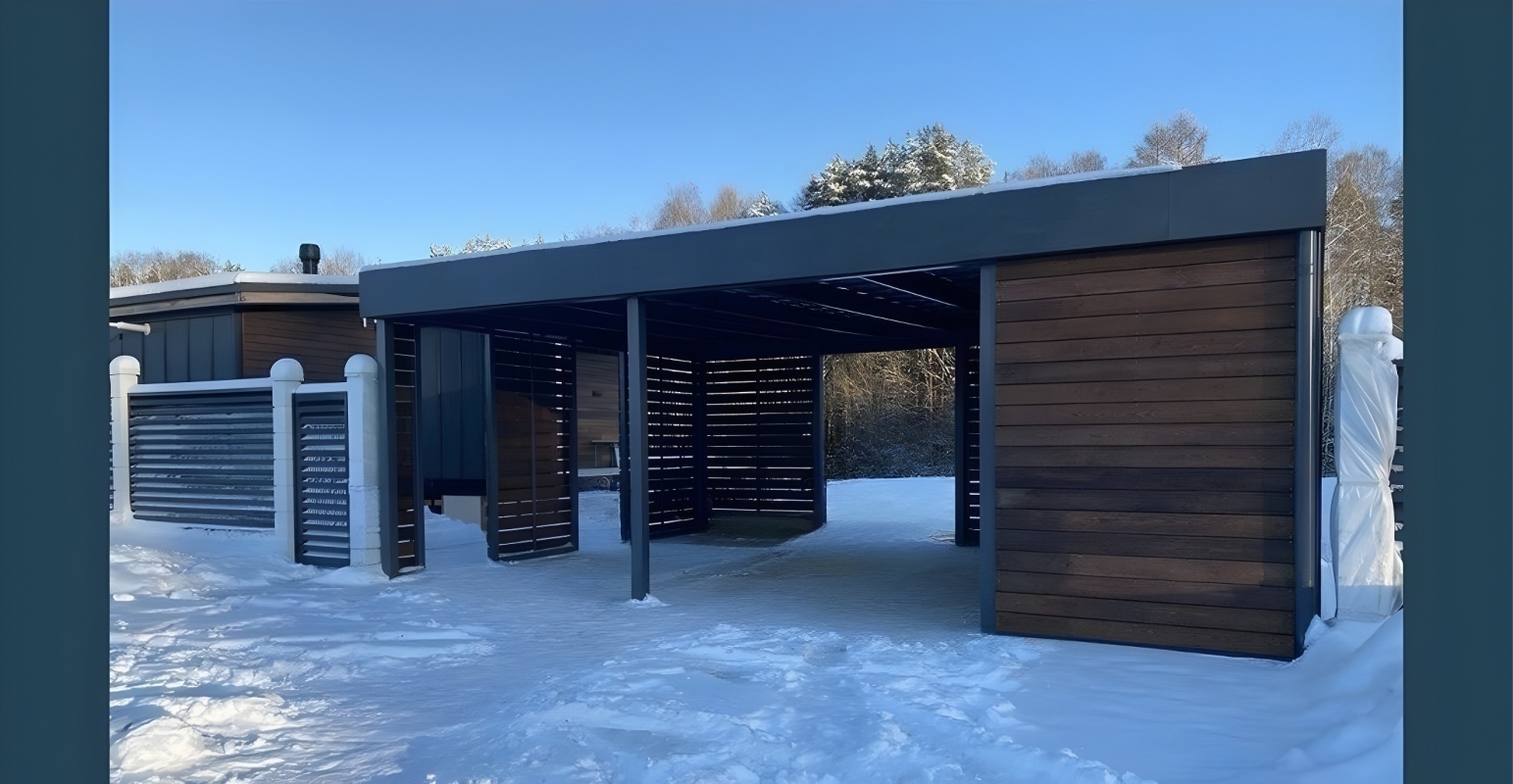 Односкатный автонавес из поликарбоната в стиле хай-тек для автомобиля с закрытыми боковинами Автонавес на несколько авто